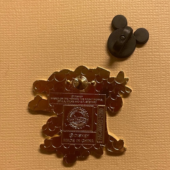 Tigger from Winnie the Pooh by a tree Disney trading pin - Picture 2 of 2